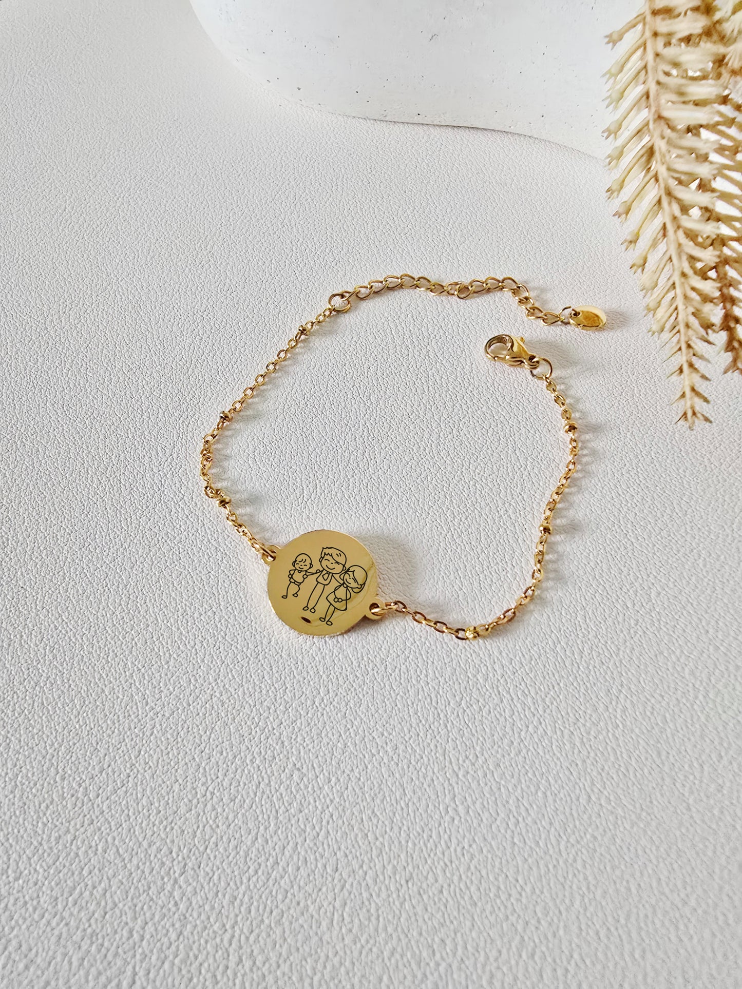 Pulsera fina con dije pequeño